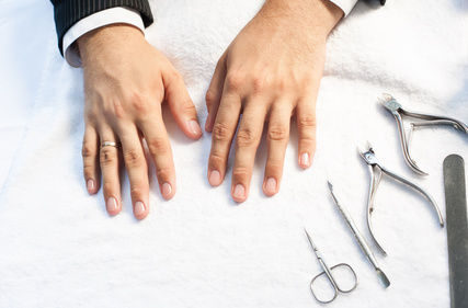 Męski manicure – przebieg zabiegu w salonie kosmetycznym